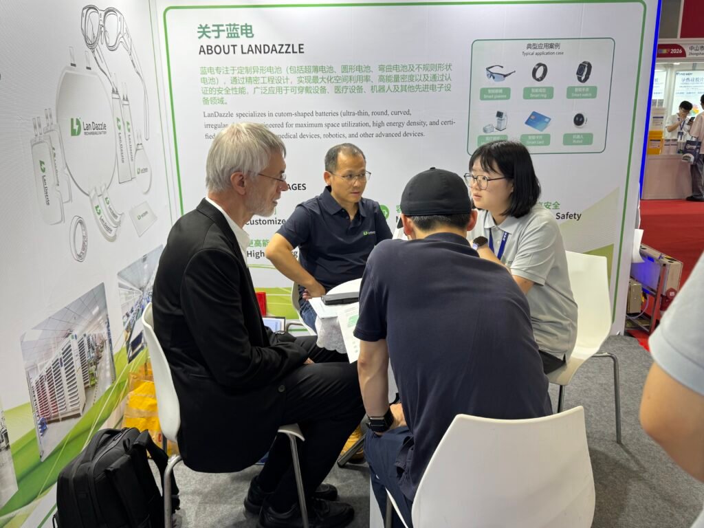 LanDazzle at CIBF2026: Advancing Custom Battery Solutions 6 landazzle team introducing battery with customer