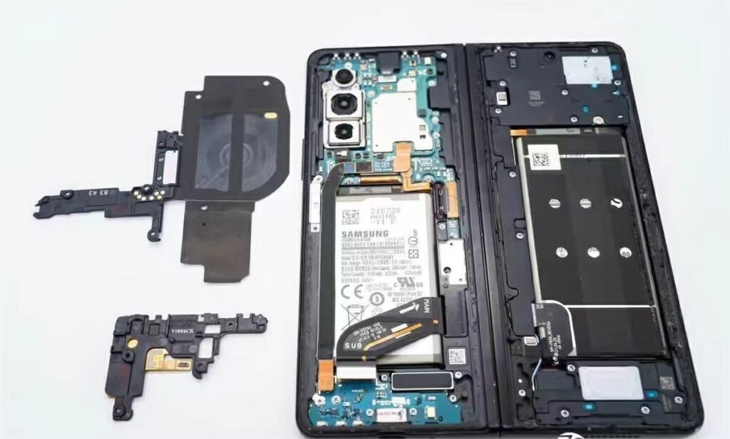 Apple’s Foldable iPhone Could Push Battery Design in a New Direction 2 Samsung's Galaxy Fold